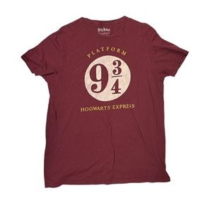 EUC ⚡️Harry Potter🪄 maroon “platform” unisex t-shirt. Size: Large